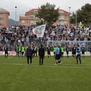 La festa nel post Entella-Pro Vercelli , 27 aprile 2014 (Foto Ivan Benedetto)