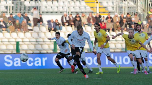 Di Roberto dal dischetto contro il Cesena (Foto Ivan Benedetto)