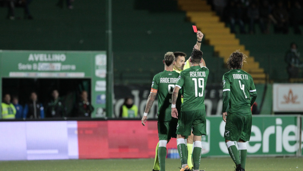 L'espulsione di Moretti in Avellino-Pro Vercelli (Foto Ivan Benedetto)