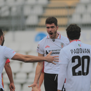 Petko Hristov esulta per il gol all'Albinoleffe (Foto Ivan Benedetto)