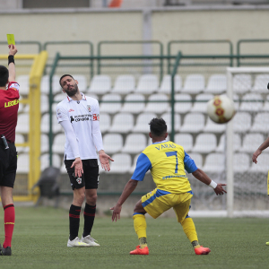 L'ammonizione di Masi contro la Pergolettese (Foto Ivan Benedetto)